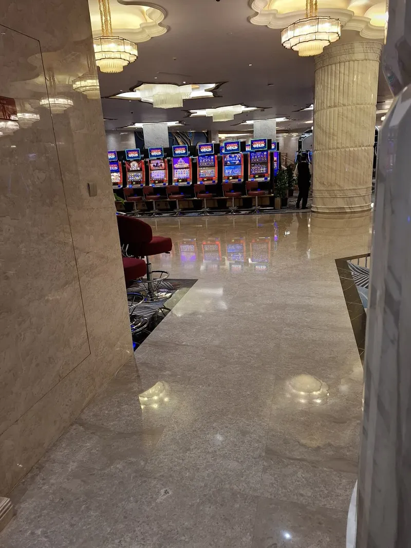 Same Game, Wildly Different Ride: How Volatility Works in Southeast Asian Casinos vs. Vegas